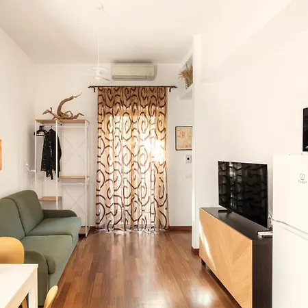 Interno Otto Con Bellissima Terrazza E Gazebo Rom