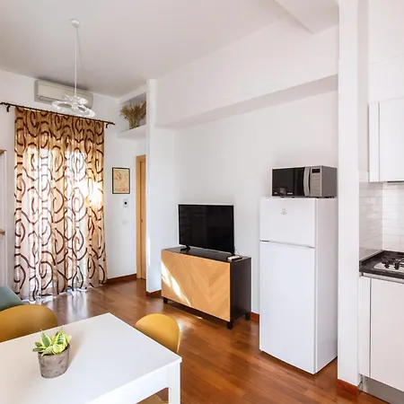 Interno Otto Con Bellissima Terrazza E Gazebo Rom